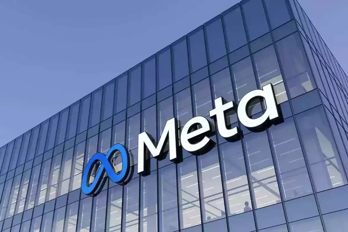 Edificio de oficinas con el logotipo de Meta en la fachada de vidrio. Edificio de oficinas con el logotipo de Meta en la fachada de vidrio.