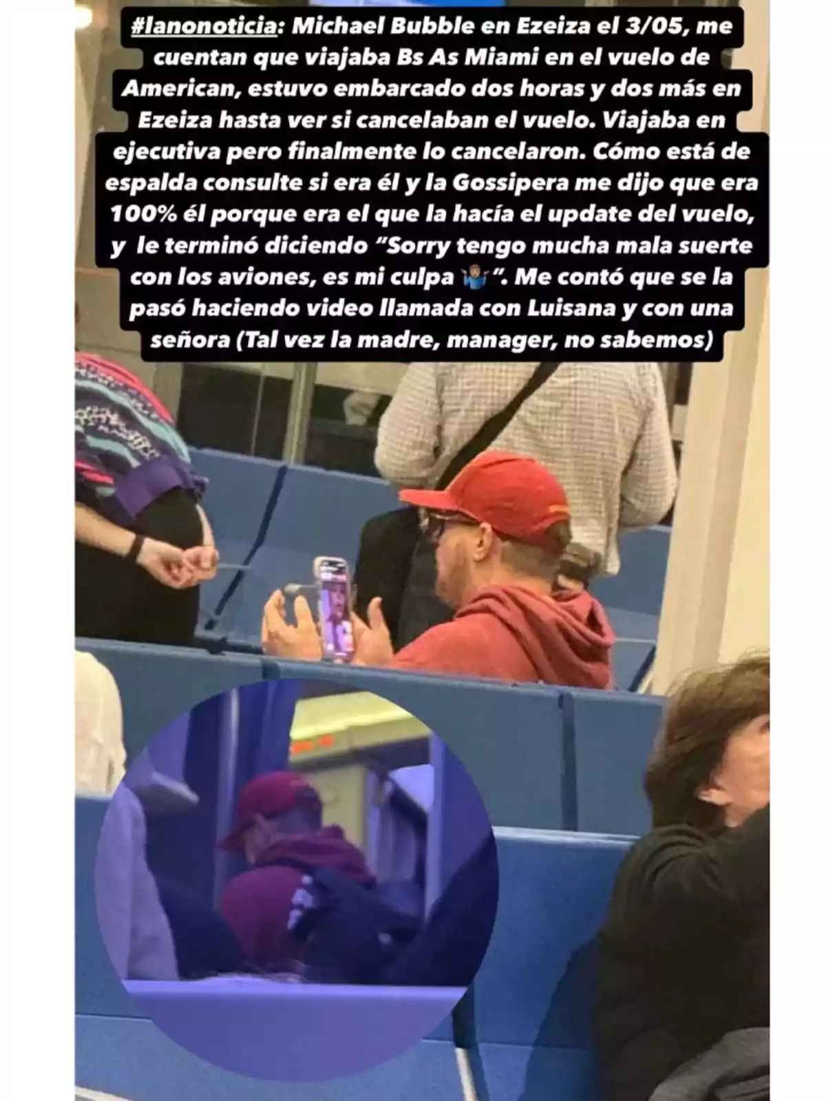 Un hombre con gorra roja y sudadera del mismo color está sentado en una sala de espera de un aeropuerto, sosteniendo un teléfono móvil en el que parece estar realizando una videollamada. A su alrededor, otras personas están sentadas, y en la esquina inferior izquierda se observa un círculo que muestra al mismo hombre de pie, posiblemente abordando un avión. Un hombre con gorra roja y sudadera del mismo color está sentado en una sala de espera de un aeropuerto, sosteniendo un teléfono móvil en el que parece estar realizando una videollamada. A su alrededor, otras personas están sentadas, y en la esquina inferior izquierda se observa un círculo que muestra al mismo hombre de pie, posiblemente abordando un avión.