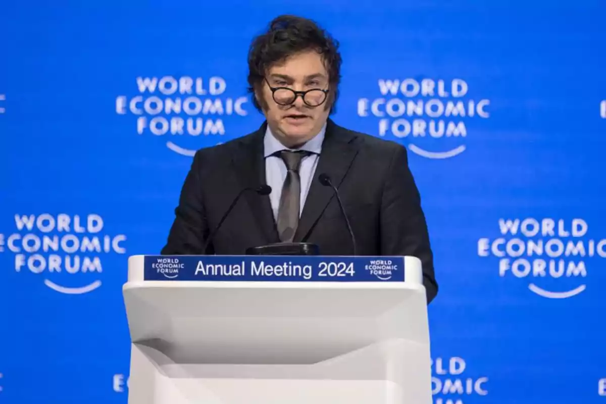 Milei hablando en un podio durante la Reunión Anual 2024 del Foro Económico Mundial.