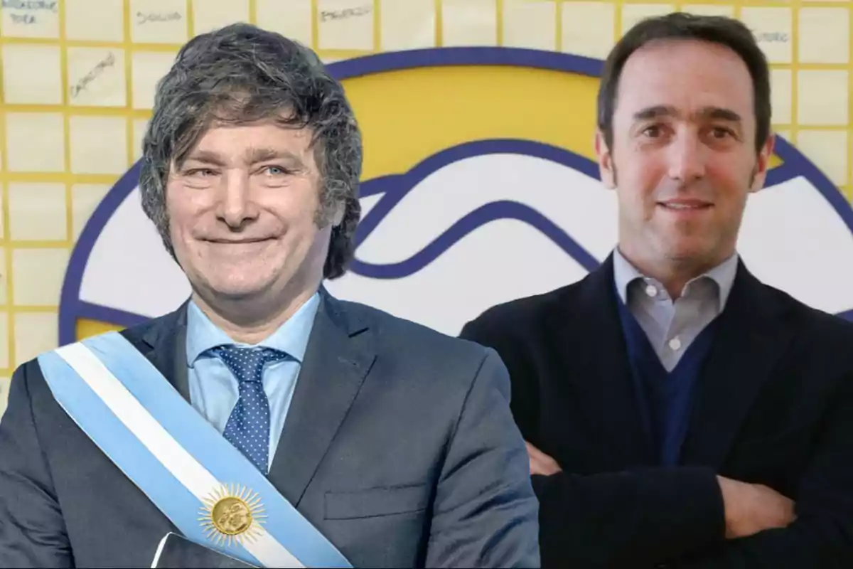 Dos hombres posando frente a un fondo amarillo con un logotipo.