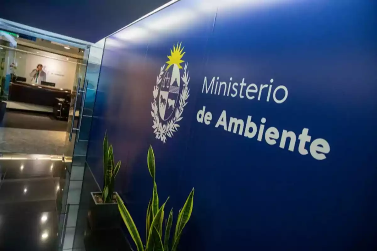 Entrada a una oficina con un cartel que dice Entrada a una oficina con un cartel que dice