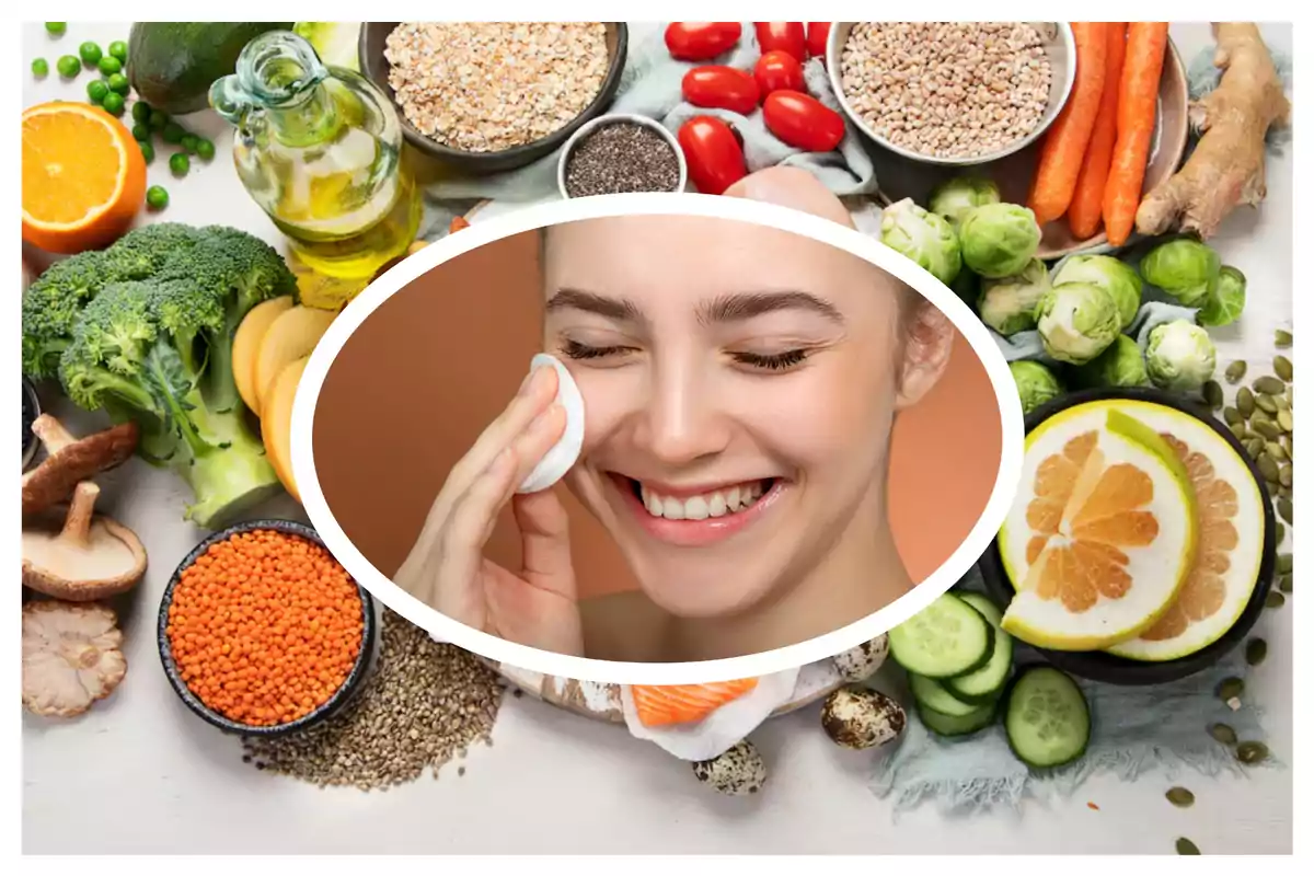 Una mujer sonriente se limpia el rostro con un algodón, rodeada de alimentos saludables como frutas, verduras, granos y aceite.