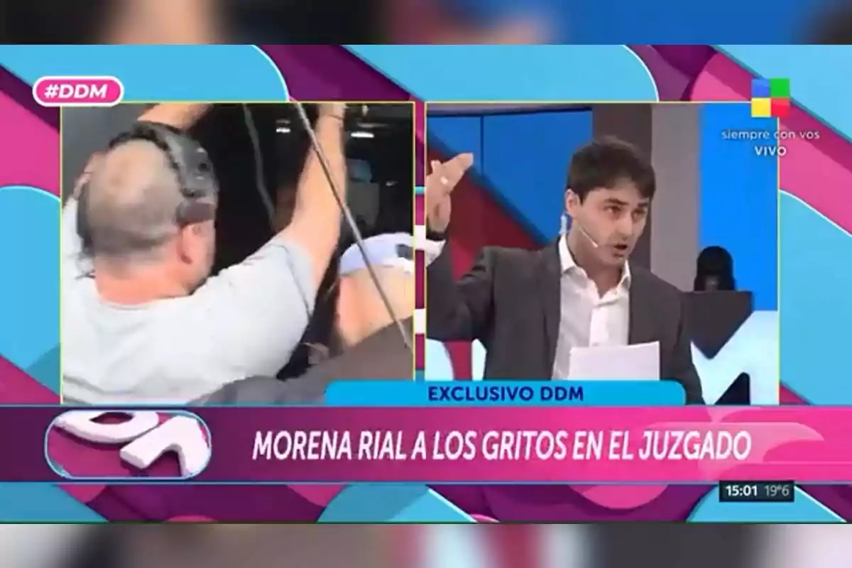 En la imagen se muestra un programa de televisión en vivo con un presentador hablando y un camarógrafo en acción, con gráficos coloridos y texto que menciona un incidente en un juzgado. En la imagen se muestra un programa de televisión en vivo con un presentador hablando y un camarógrafo en acción, con gráficos coloridos y texto que menciona un incidente en un juzgado.