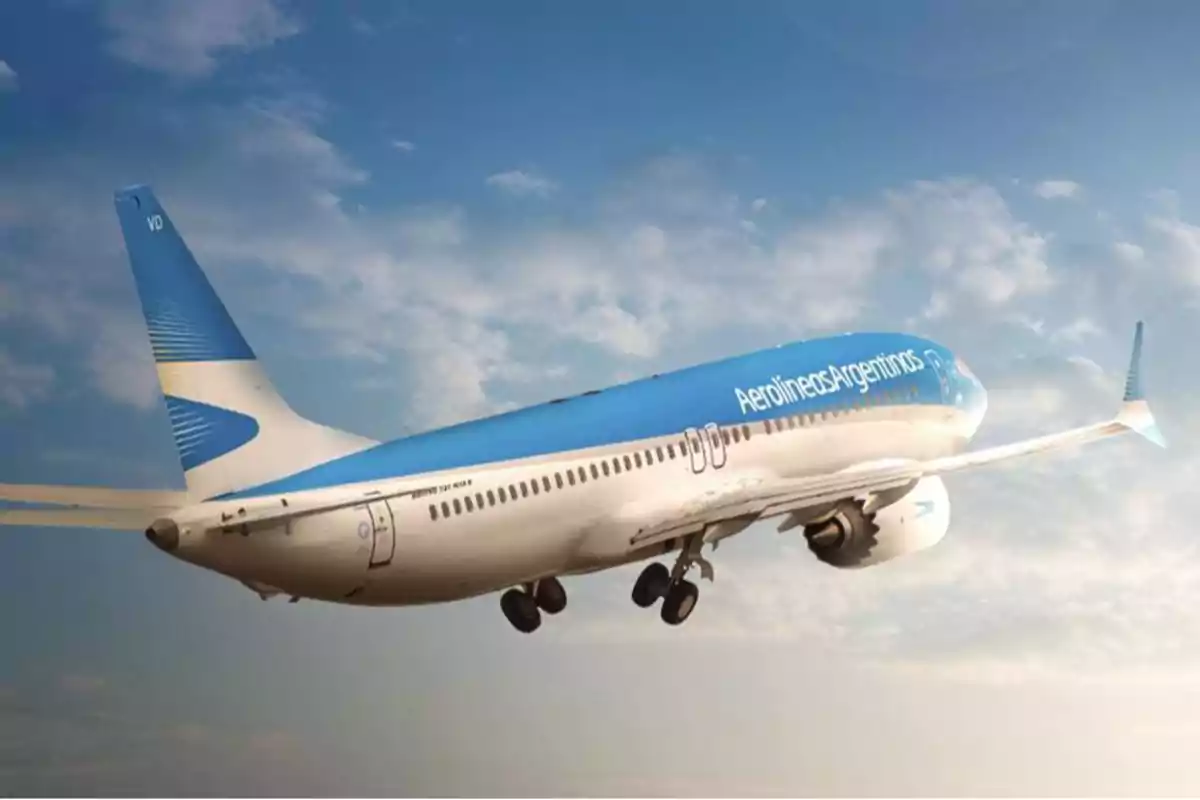 Avión de Aerolíneas Argentinas despegando con el cielo azul de fondo Avión de Aerolíneas Argentinas despegando con el cielo azul de fondo