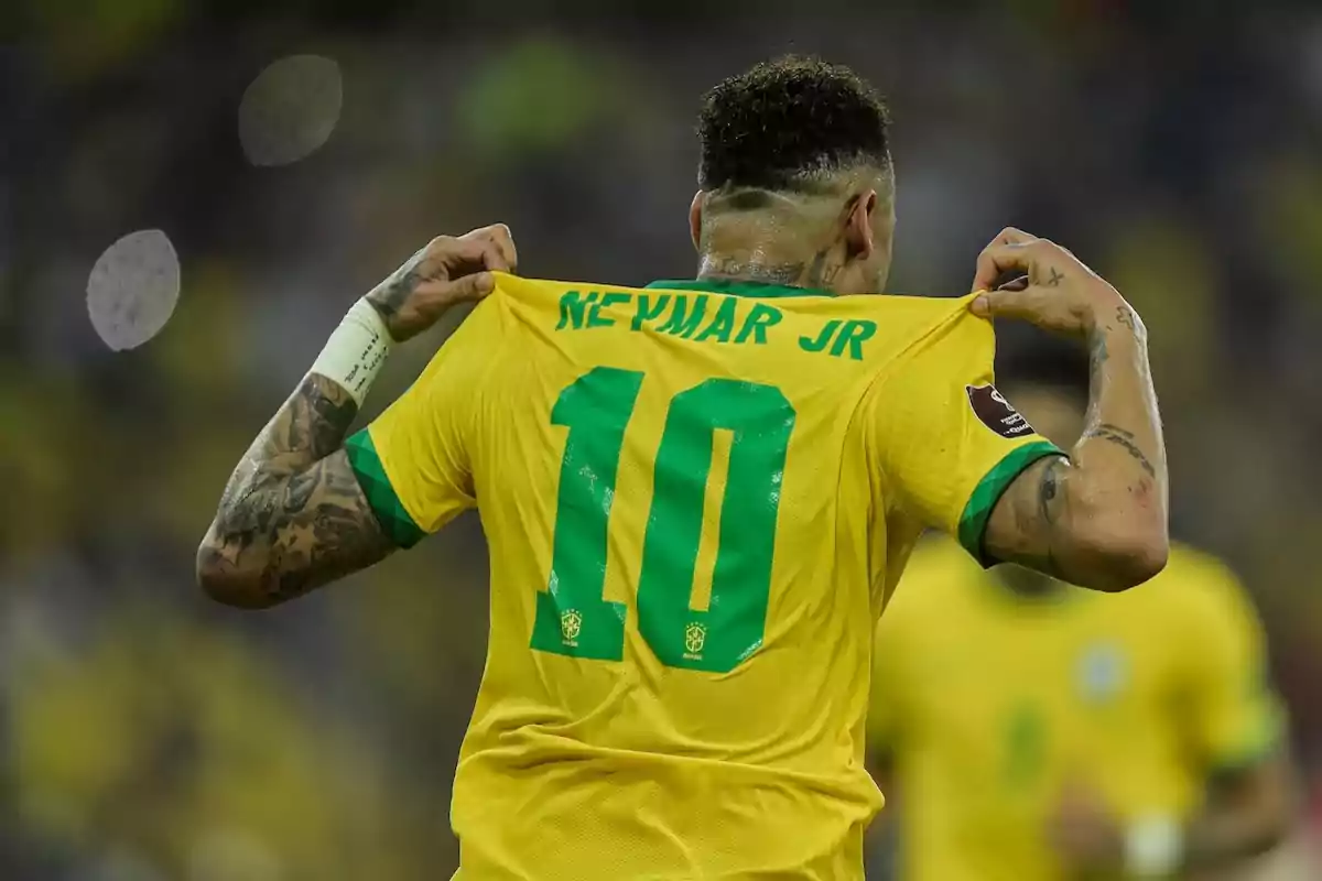 Jugador de fútbol con la camiseta amarilla de Brasil mostrando el número 10 y su nombre en la espalda.