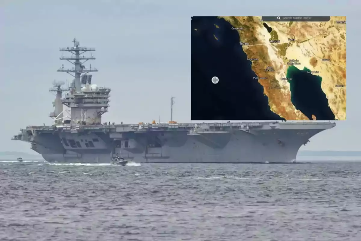 Un portaaviones navegando en el mar con un mapa superpuesto que muestra la ubicación cerca de la península de Baja California.