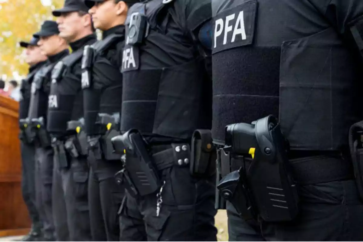 Policías uniformados de la PFA en formación con equipo táctico.