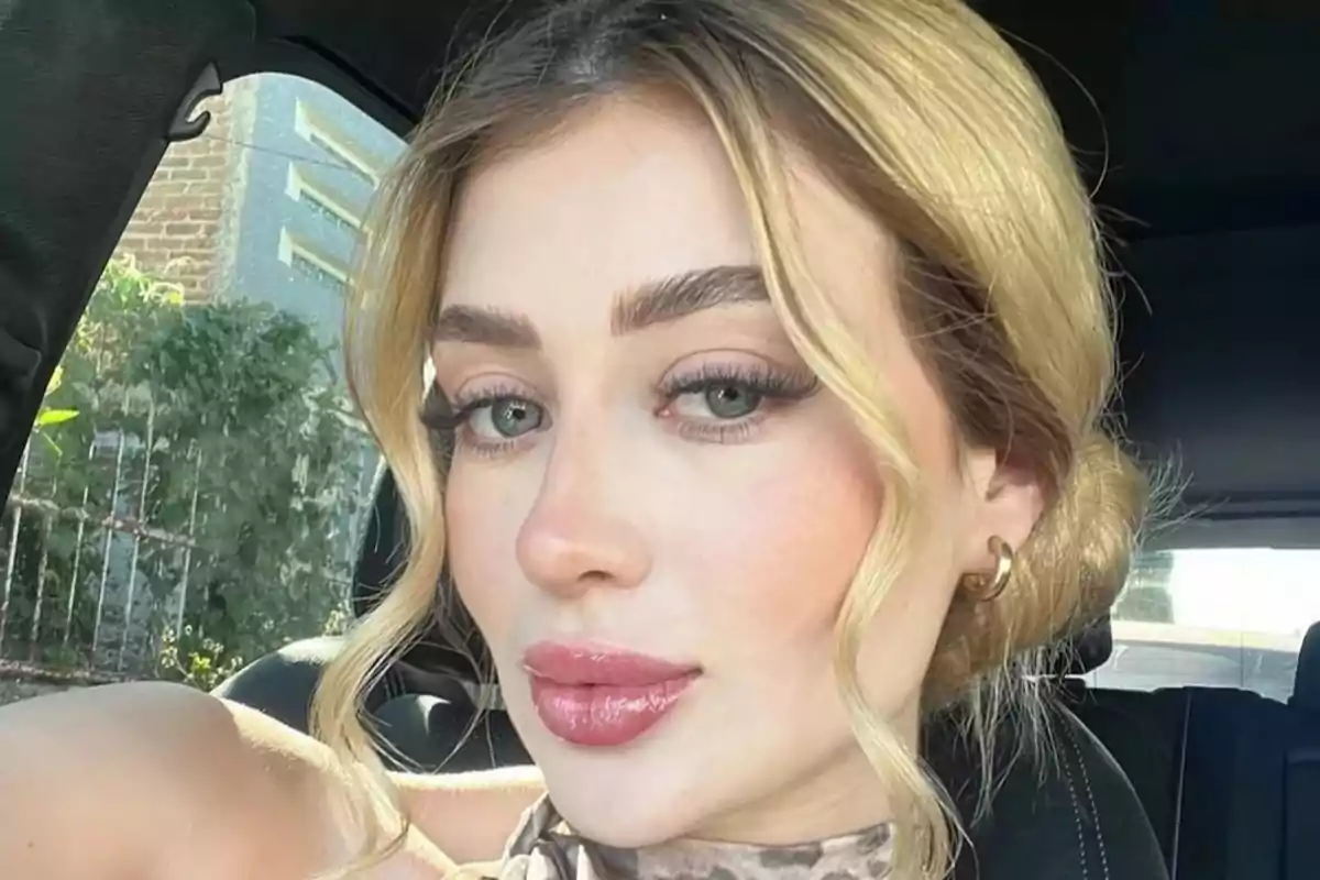 Una persona con cabello rubio y ojos claros dentro de un automóvil. Una persona con cabello rubio y ojos claros dentro de un automóvil.