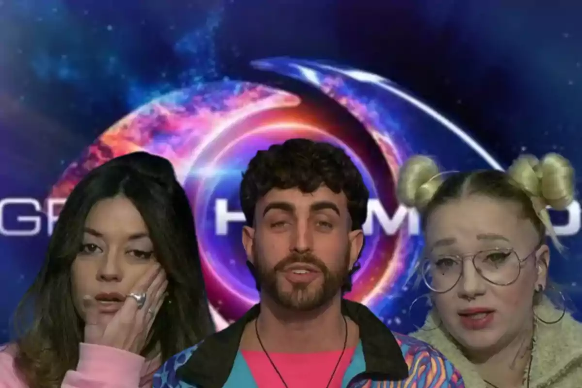 Tres personas con expresiones serias y fondo colorido de un programa de televisión