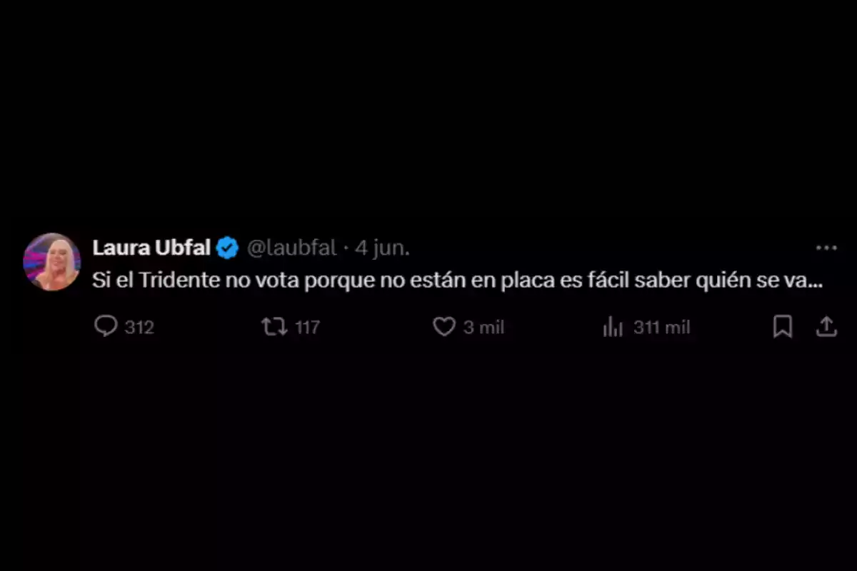 Captura de pantalla de un tuit de Laura Ubfal donde comenta sobre el Tridente y la facilidad de saber quién se va si no votan porque no están en placa Captura de pantalla de un tuit de Laura Ubfal donde comenta sobre el Tridente y la facilidad de saber quién se va si no votan porque no están en placa