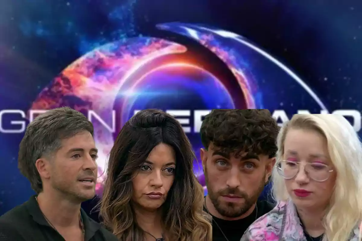 Cuatro personas con expresiones serias frente al logo colorido de un programa de televisión llamado Gran Hermano.