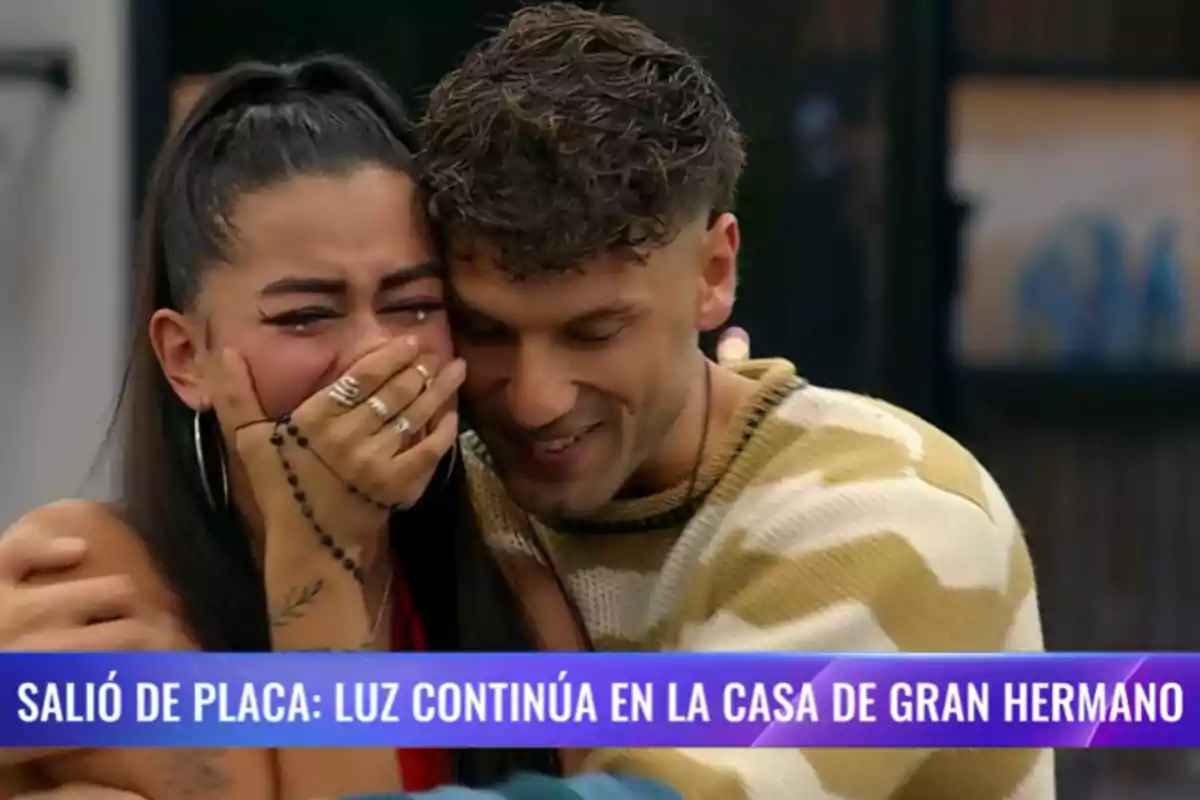Dos personas se abrazan emocionadas mientras una de ellas llora de alegría y en la parte inferior aparece un texto que dice que Luz continúa en la casa de Gran Hermano Dos personas se abrazan emocionadas mientras una de ellas llora de alegría y en la parte inferior aparece un texto que dice que Luz continúa en la casa de Gran Hermano
