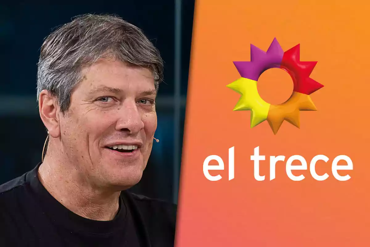 Un hombre sonriente con cabello canoso y un micrófono en la oreja junto al logotipo de "el trece" sobre un fondo naranja.