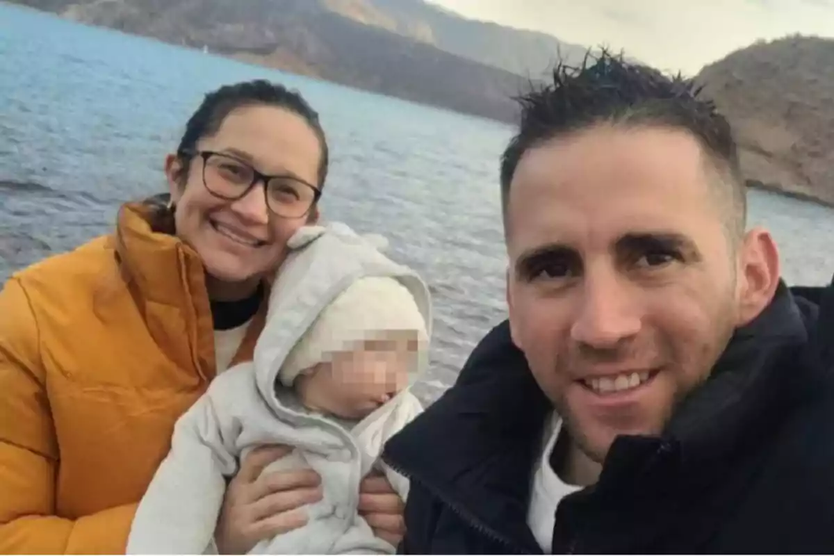 Una familia sonriente se toma una selfie frente a un lago con montañas al fondo Una familia sonriente se toma una selfie frente a un lago con montañas al fondo