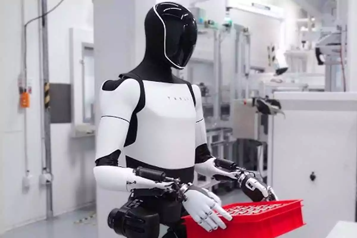 Un robot humanoide blanco y negro sostiene una bandeja roja en un entorno industrial. Un robot humanoide blanco y negro sostiene una bandeja roja en un entorno industrial.