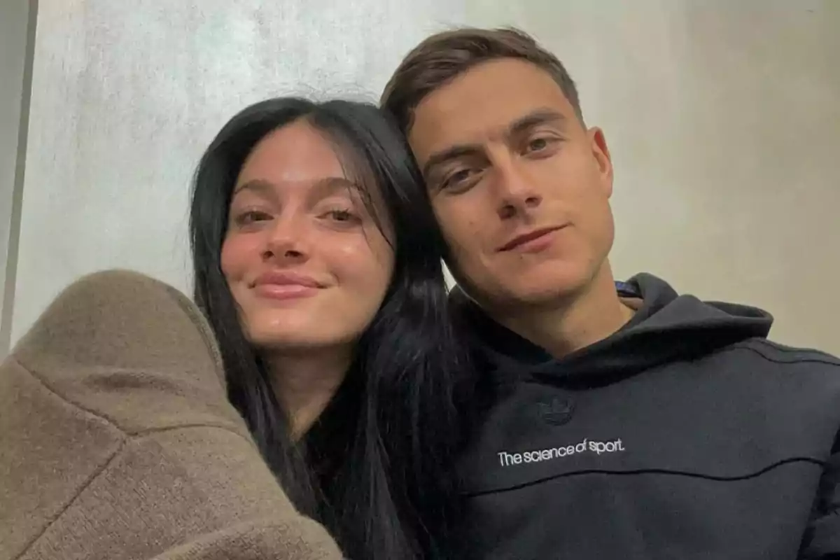 Una pareja joven sonriendo mientras se toman una selfie juntos.