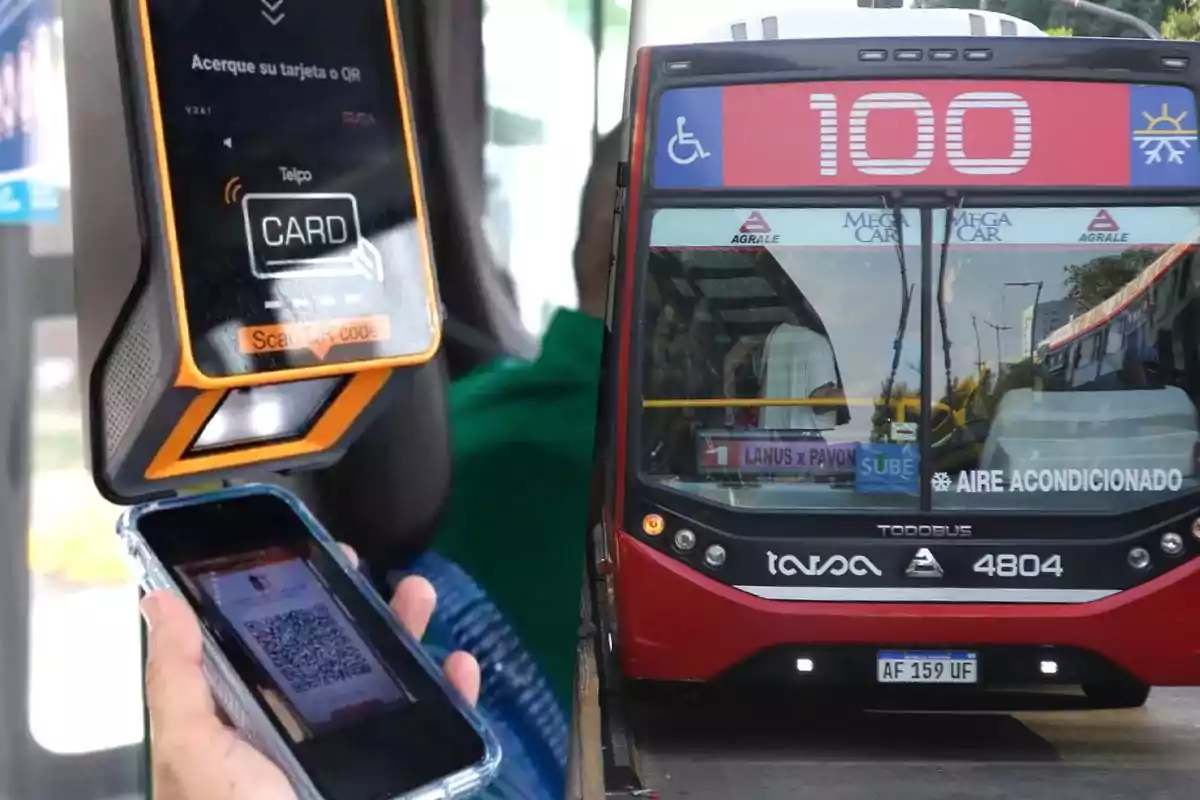 Una persona escanea un código QR con su teléfono en un lector de tarjetas dentro de un autobús de la línea 100, que tiene aire acondicionado y es accesible para personas con discapacidad.