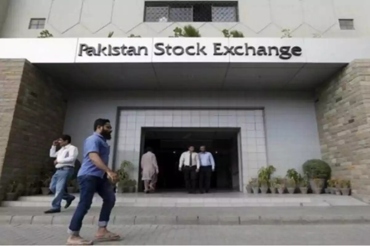 Edificio de la Bolsa de Valores de Pakistán con personas caminando en la entrada. Edificio de la Bolsa de Valores de Pakistán con personas caminando en la entrada.