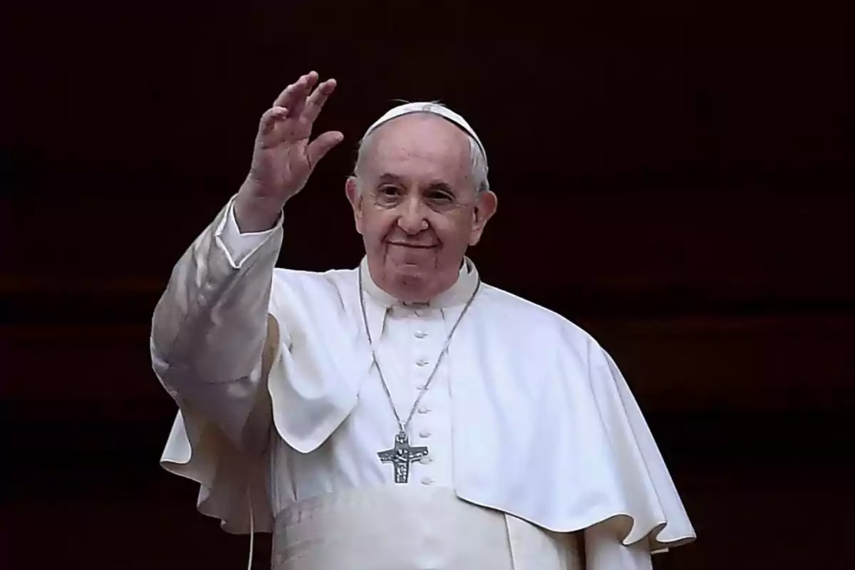 Hombre mayor con vestimenta blanca religiosa saludando con la mano derecha levantada Hombre mayor con vestimenta blanca religiosa saludando con la mano derecha levantada