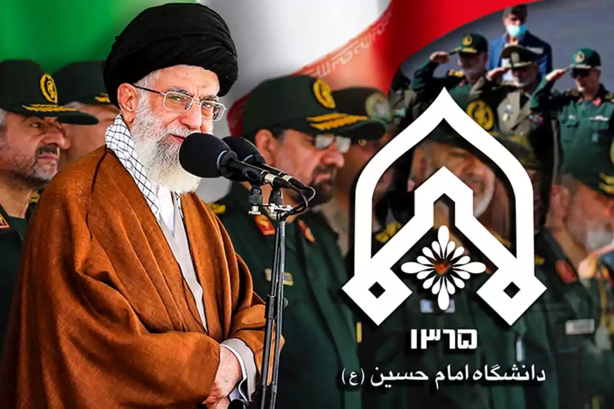 Líder religioso iraní hablando frente a un micrófono con oficiales militares al fondo y una bandera de Irán, junto a un logotipo y texto en persa Líder religioso iraní hablando frente a un micrófono con oficiales militares al fondo y una bandera de Irán, junto a un logotipo y texto en persa