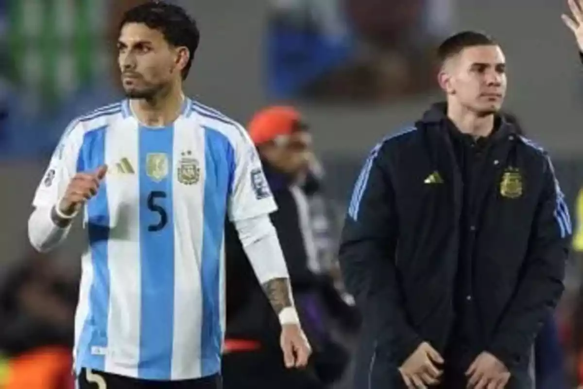 Two players from the Argentine national team on the field, one in the game uniform and the other in a tracksuit. Two players from the Argentine national team on the field, one in the game uniform and the other in a tracksuit.