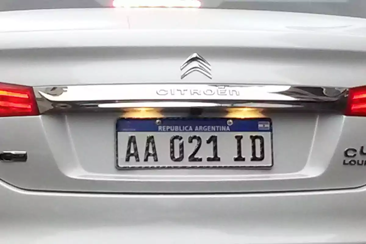 La imagen muestra la parte trasera de un automóvil Citroën blanco con una matrícula de Argentina que dice La imagen muestra la parte trasera de un automóvil Citroën blanco con una matrícula de Argentina que dice