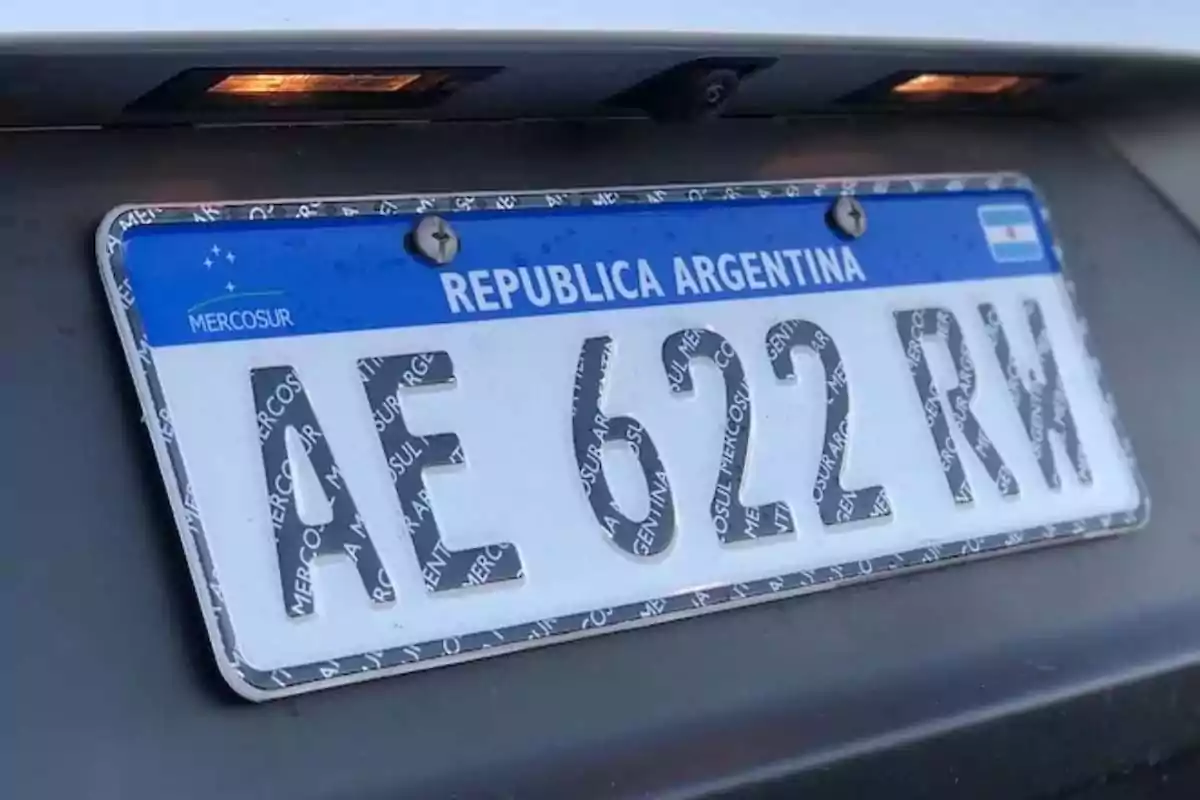 Placa de matrícula de un vehículo de Argentina con diseño del Mercosur. Placa de matrícula de un vehículo de Argentina con diseño del Mercosur.