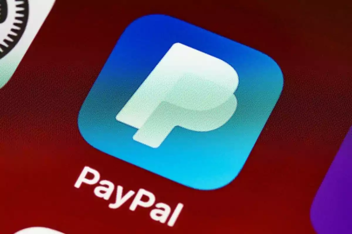 Icono de la aplicación de PayPal en la pantalla de un dispositivo móvil.