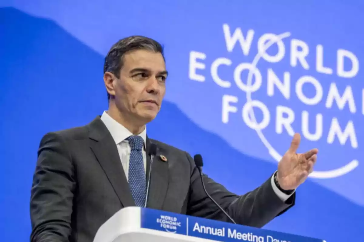 Un hombre en traje hablando en un podio durante el Foro Económico Mundial.