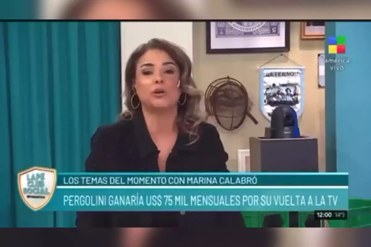 Una presentadora de televisión está hablando en un programa en vivo con gráficos en pantalla que mencionan temas de actualidad y un posible salario mensual de una figura pública por su regreso a la televisión. Una presentadora de televisión está hablando en un programa en vivo con gráficos en pantalla que mencionan temas de actualidad y un posible salario mensual de una figura pública por su regreso a la televisión.