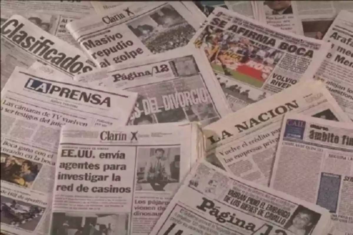 Una colección de periódicos argentinos con titulares visibles de diferentes publicaciones como Clarín, La Nación, Página/12 y La Prensa, cubriendo diversos temas de actualidad. Una colección de periódicos argentinos con titulares visibles de diferentes publicaciones como Clarín, La Nación, Página/12 y La Prensa, cubriendo diversos temas de actualidad.