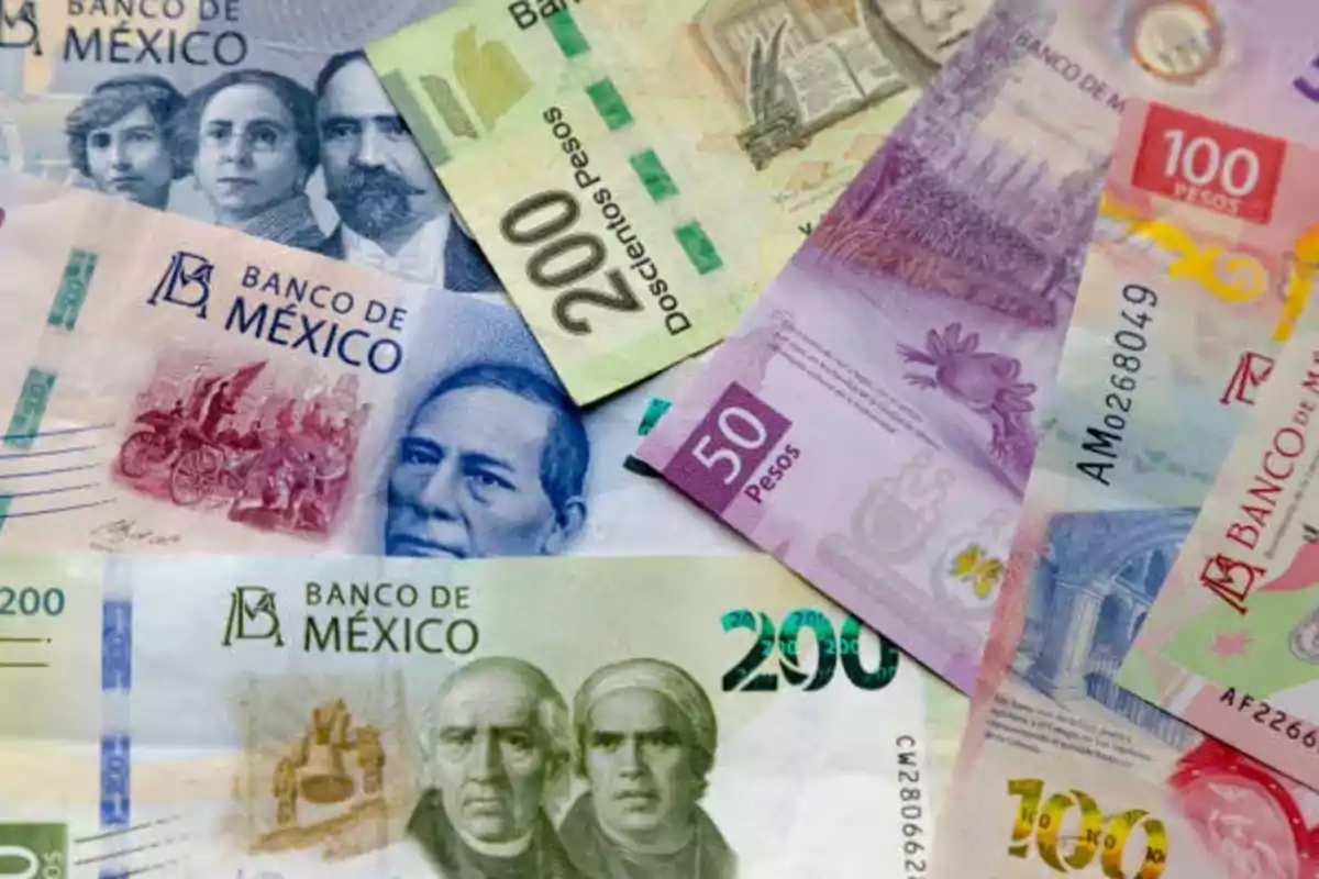 Billetes de diferentes denominaciones del peso mexicano mostrando retratos de figuras históricas y elementos culturales.