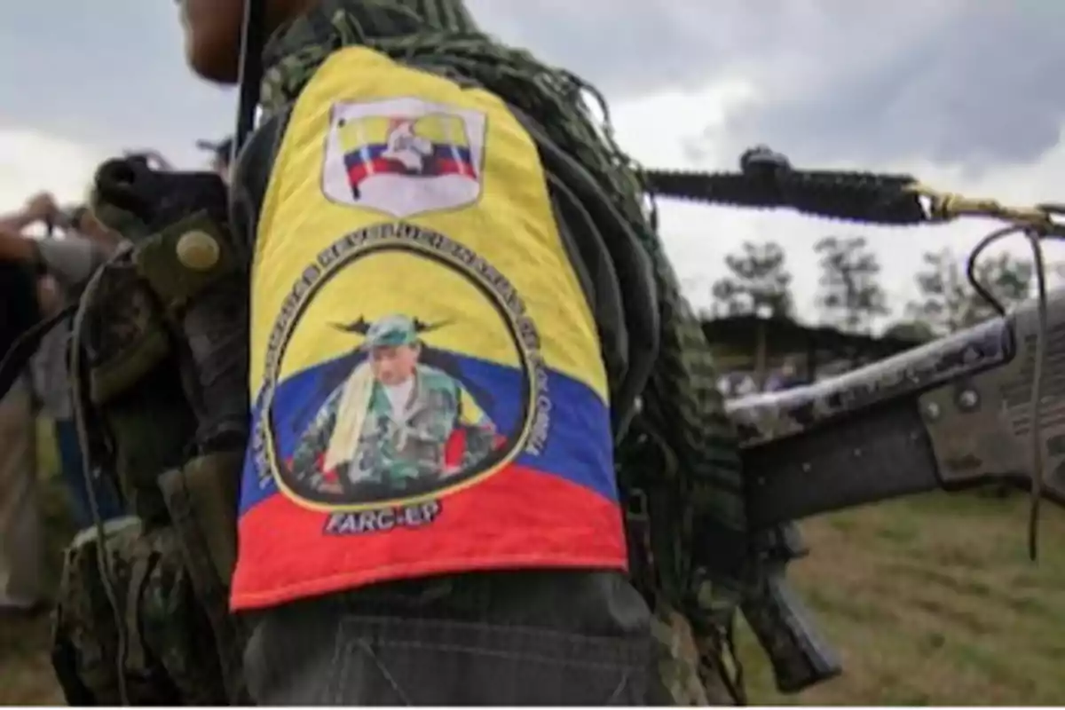 A soldier with a patch on the arm showing an image and text related to the FARC-EP. A soldier with a patch on the arm showing an image and text related to the FARC-EP.
