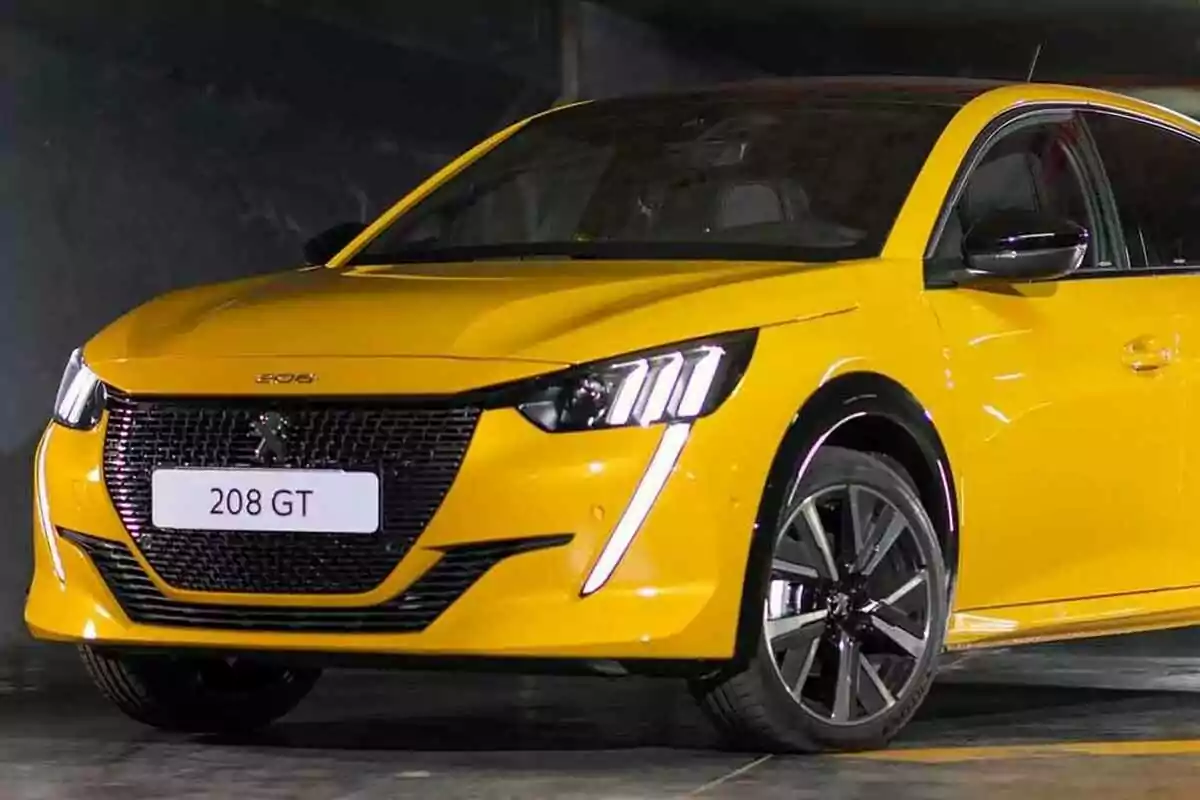 Auto amarillo Peugeot 208 GT estacionado en un lugar techado Auto amarillo Peugeot 208 GT estacionado en un lugar techado
