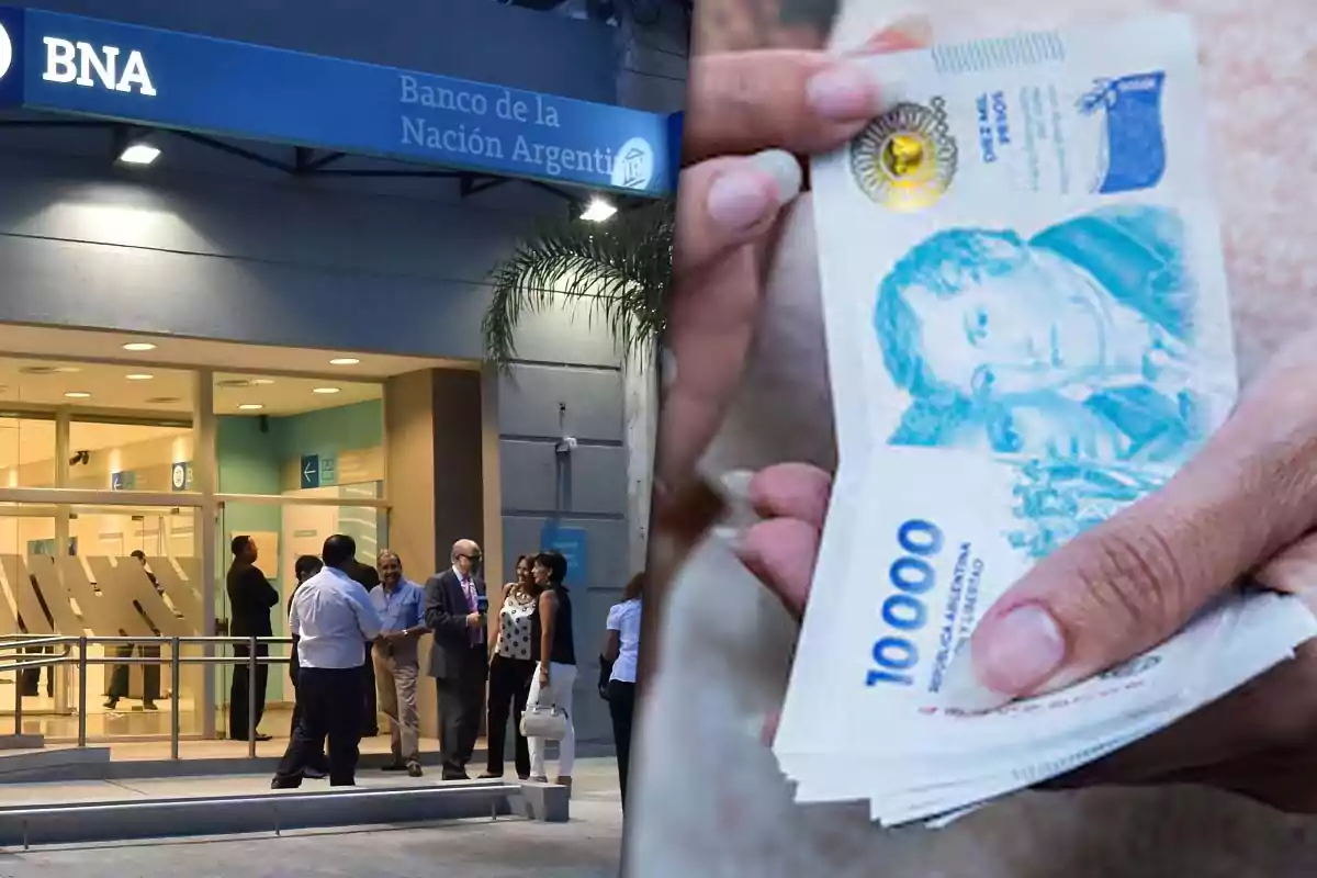 Personas conversando frente a una sucursal del Banco de la Nación Argentina junto a una imagen de manos sosteniendo billetes de 10,000 pesos.