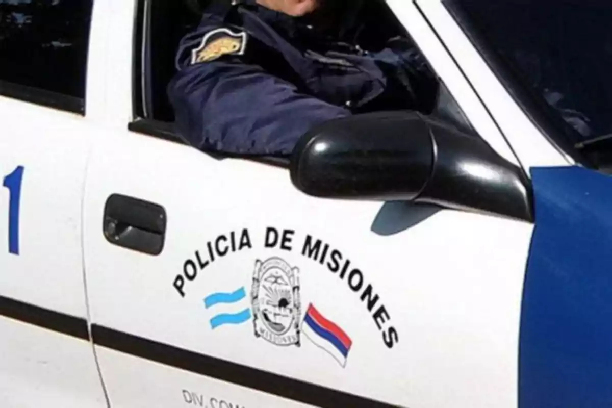 Un oficial de policía en un vehículo de la Policía de Misiones.