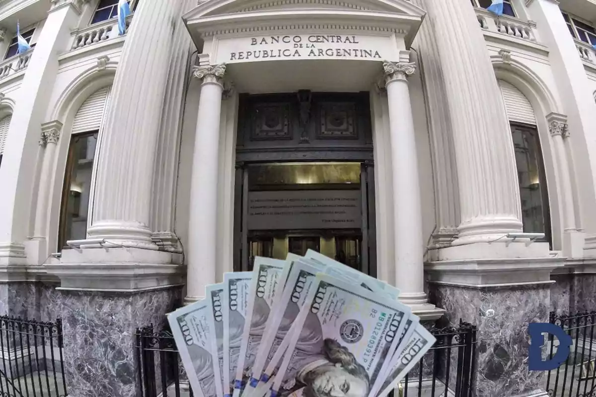 Fachada del Banco Central de la República Argentina con billetes de cien dólares en primer plano.