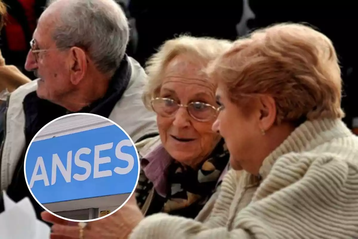 Personas mayores conversando con un cartel de ANSES en un recuadro.