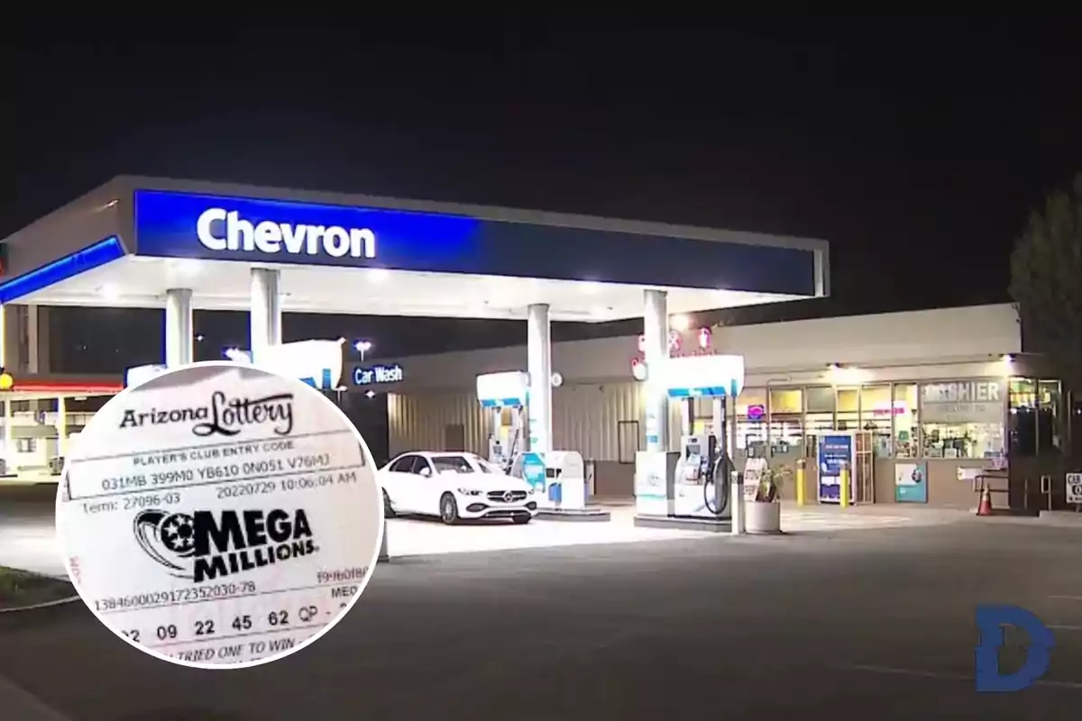 Una estación de servicio Chevron iluminada por la noche con un boleto de lotería de Arizona en primer plano.