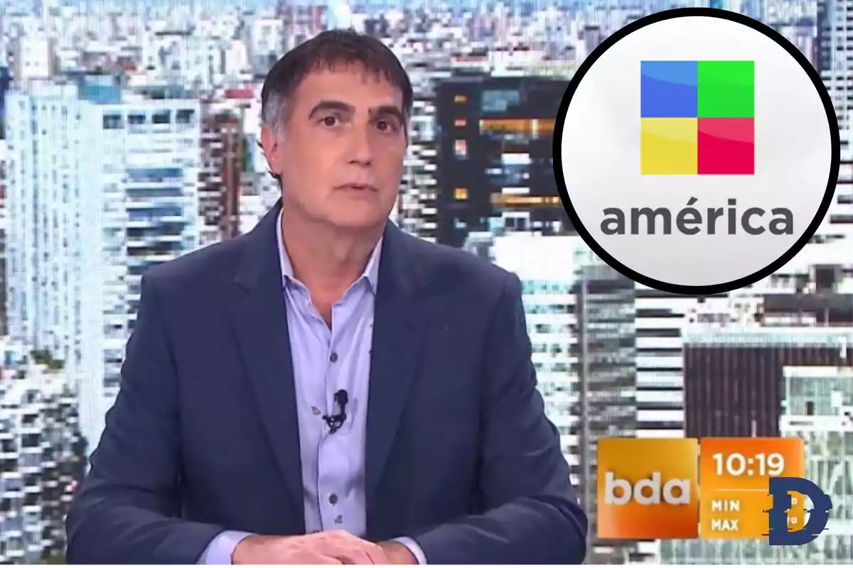 Presentador de noticias en un estudio de televisión con el logo de América TV en la esquina superior derecha y un fondo de edificios urbanos.