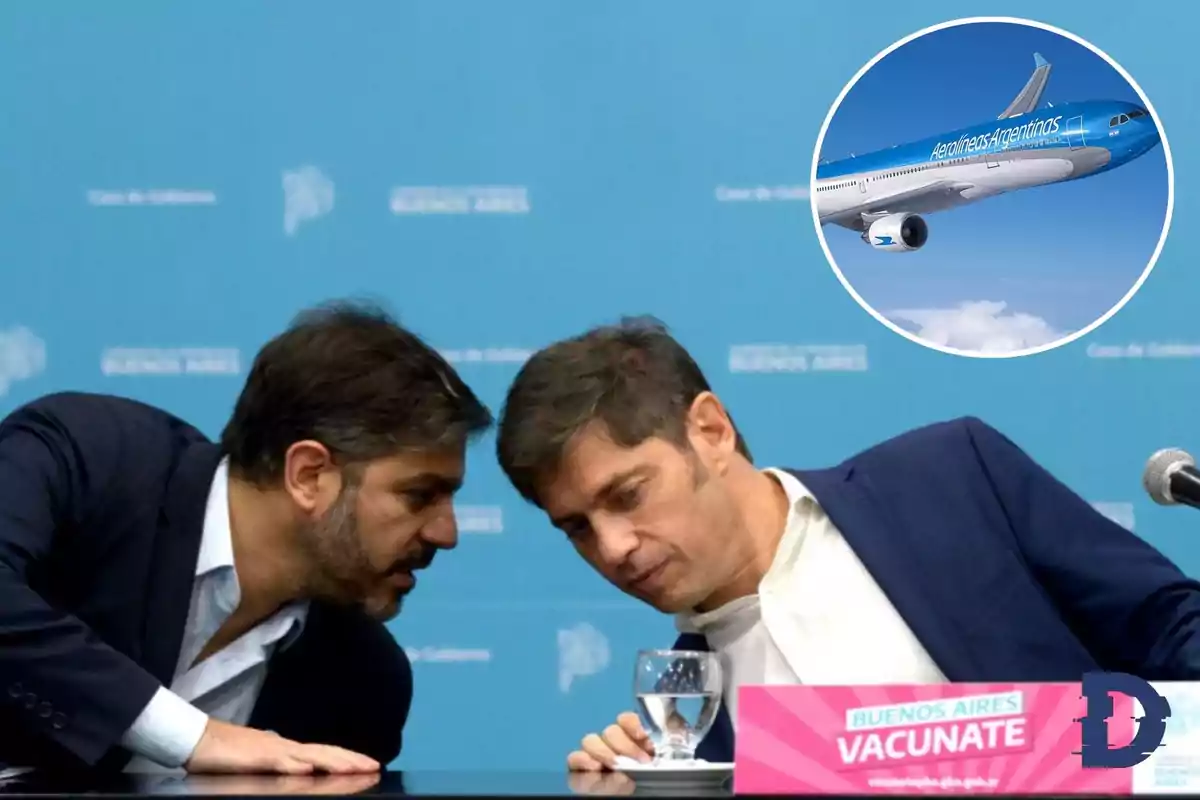 Dos hombres conversan en una conferencia de prensa con un cartel que dice "Buenos Aires Vacunate" y un avión de Aerolíneas Argentinas en un recuadro en la esquina superior derecha.