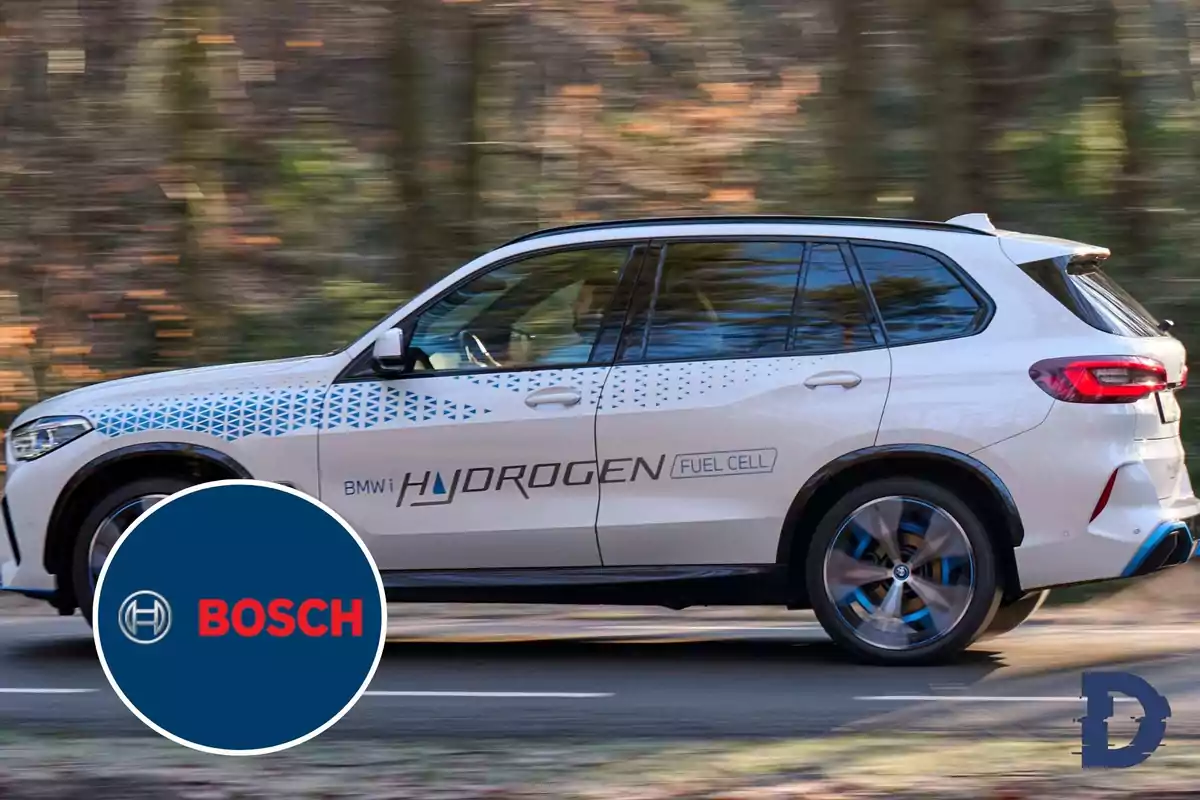 Un coche BMW de hidrógeno en movimiento con el logotipo de Bosch en primer plano.