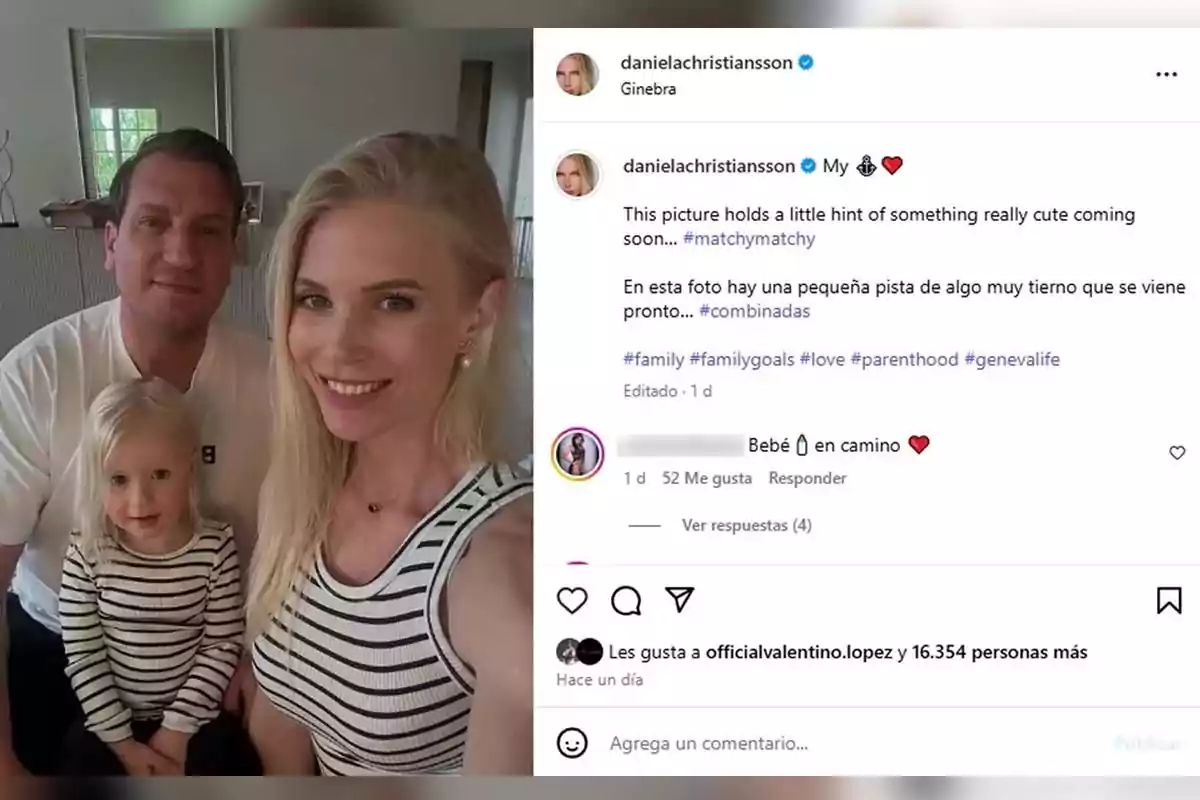 Una familia sonriente posa para una selfie en el interior de una casa, con una mujer rubia, un hombre y una niña pequeña, todos vestidos con ropa a rayas. Una familia sonriente posa para una selfie en el interior de una casa, con una mujer rubia, un hombre y una niña pequeña, todos vestidos con ropa a rayas.