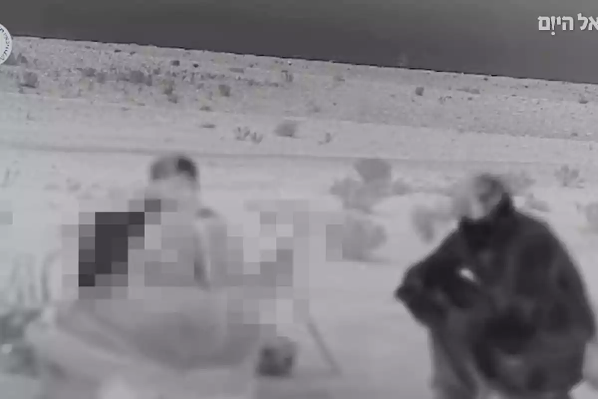 Black and white image with a thermal effect showing two people in a desert environment, one of whom is pixelated. Black and white image with a thermal effect showing two people in a desert environment, one of whom is pixelated.