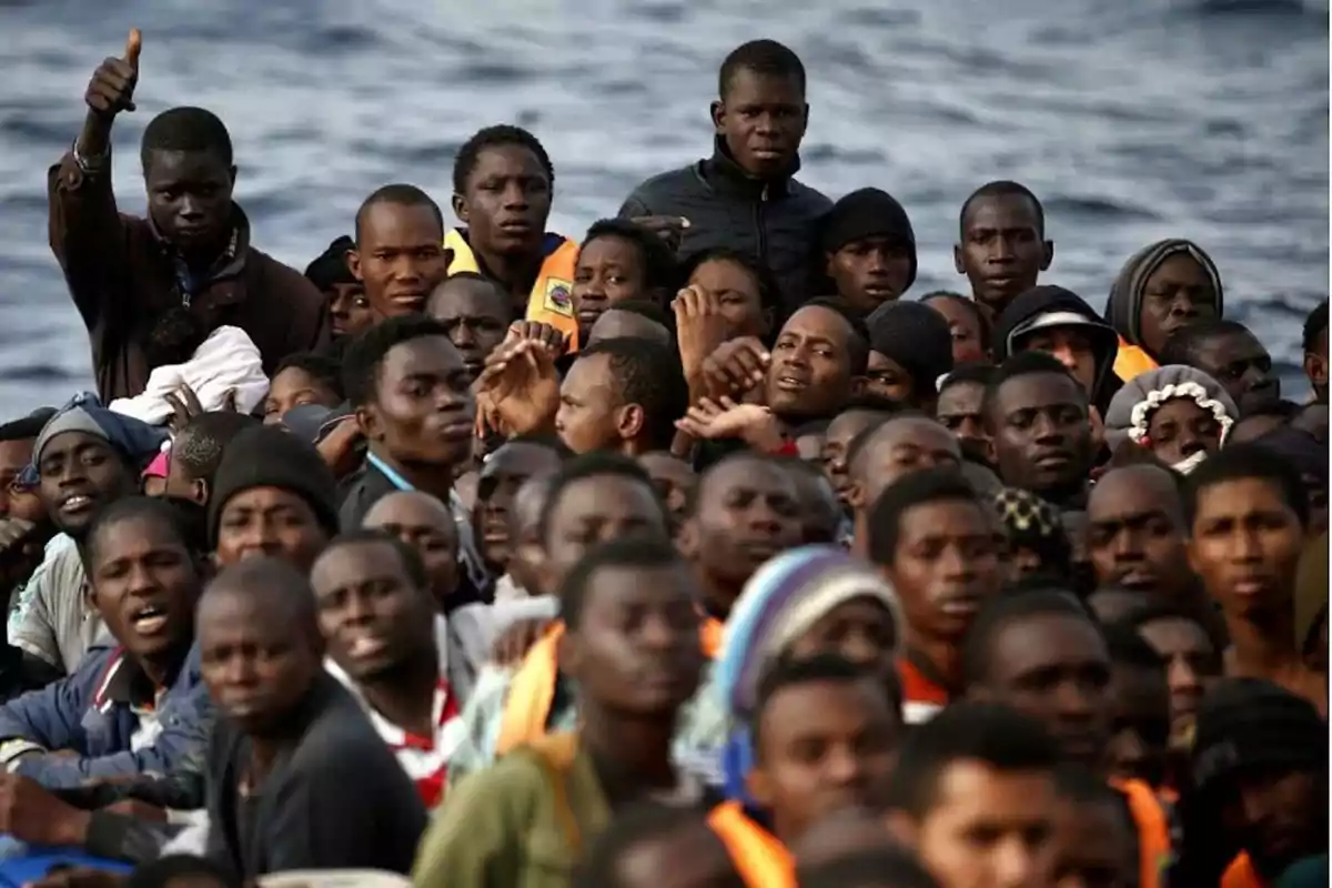 Un grupo de personas en un barco en el mar, con una persona levantando el pulgar.