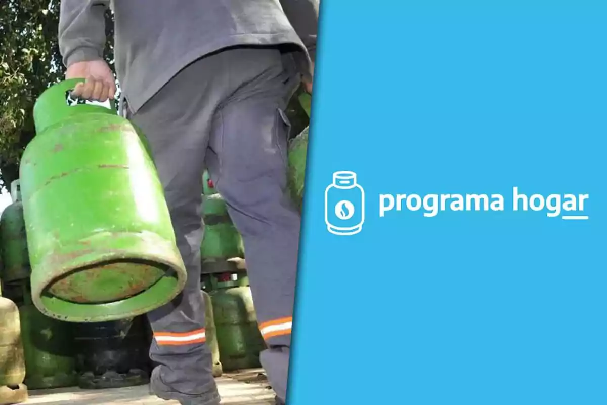 Persona cargando un cilindro de gas verde junto al logo del programa hogar sobre un fondo azul.