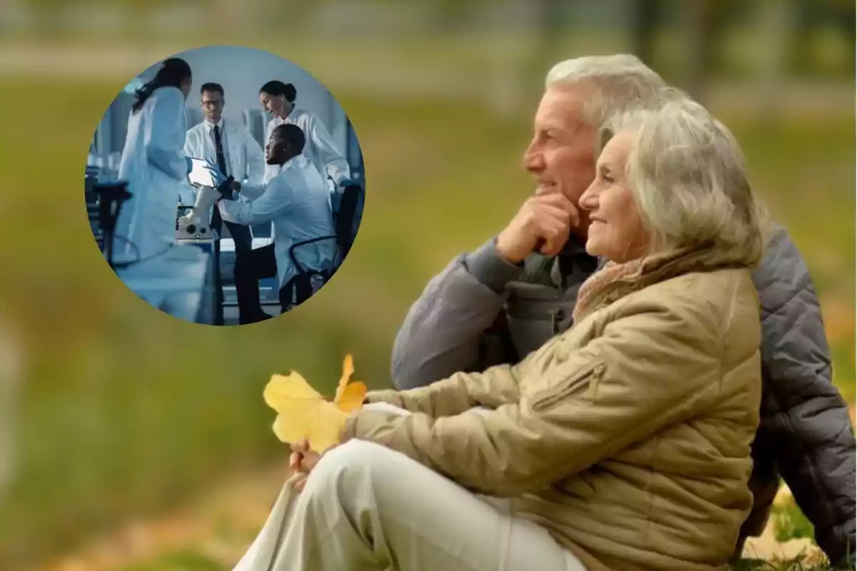 Una pareja de ancianos sentados en un parque con una imagen superpuesta de científicos trabajando en un laboratorio descubriendo la proteína MANF en contra del envejecimiento