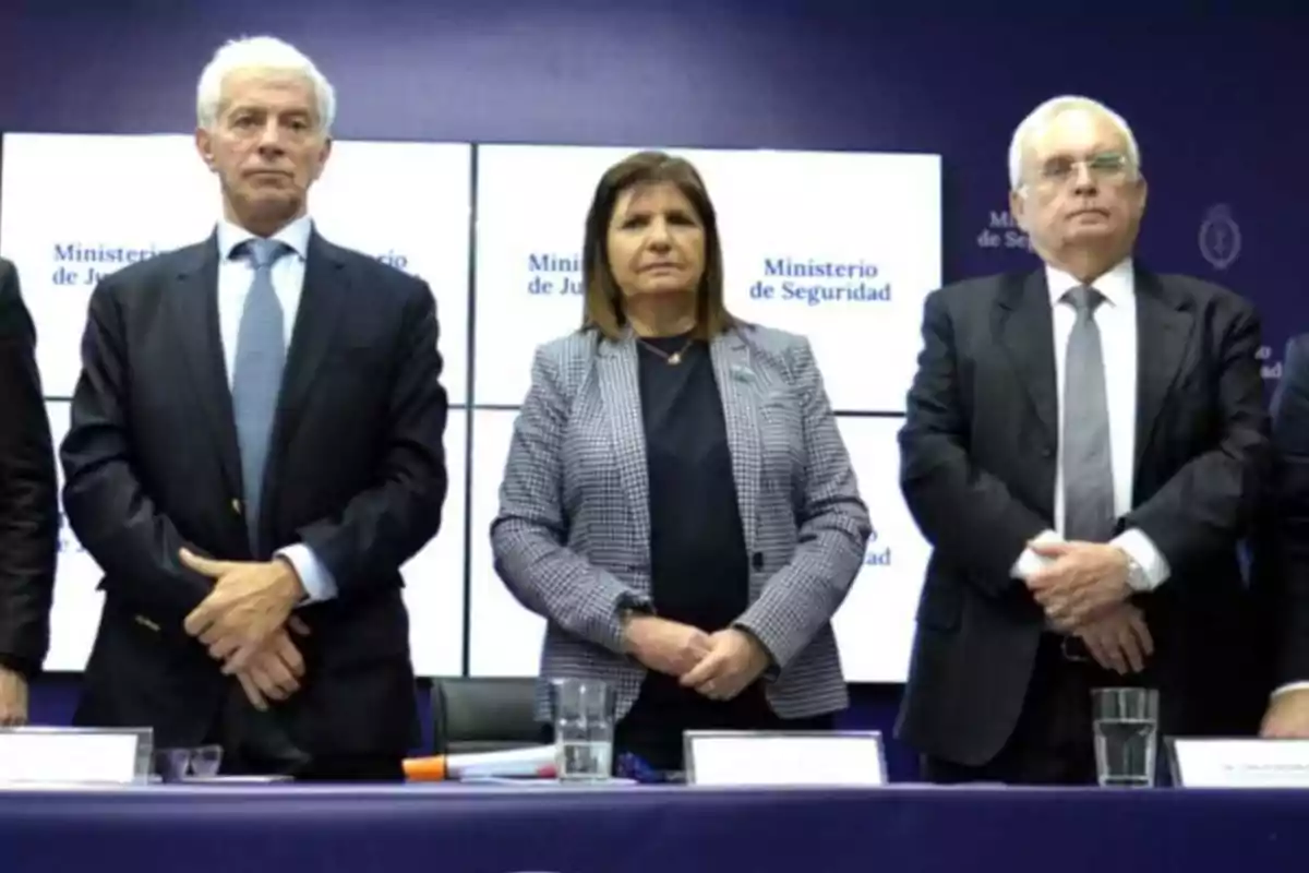 Patricia Bullrich junto al equipo del Ministerio de Seguridad.