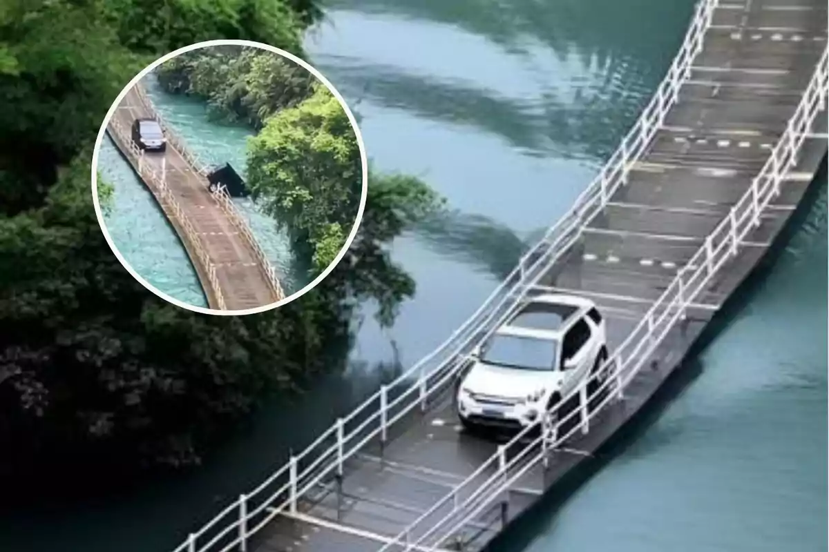 Un coche blanco cruza un puente estrecho sobre un río rodeado de vegetación.