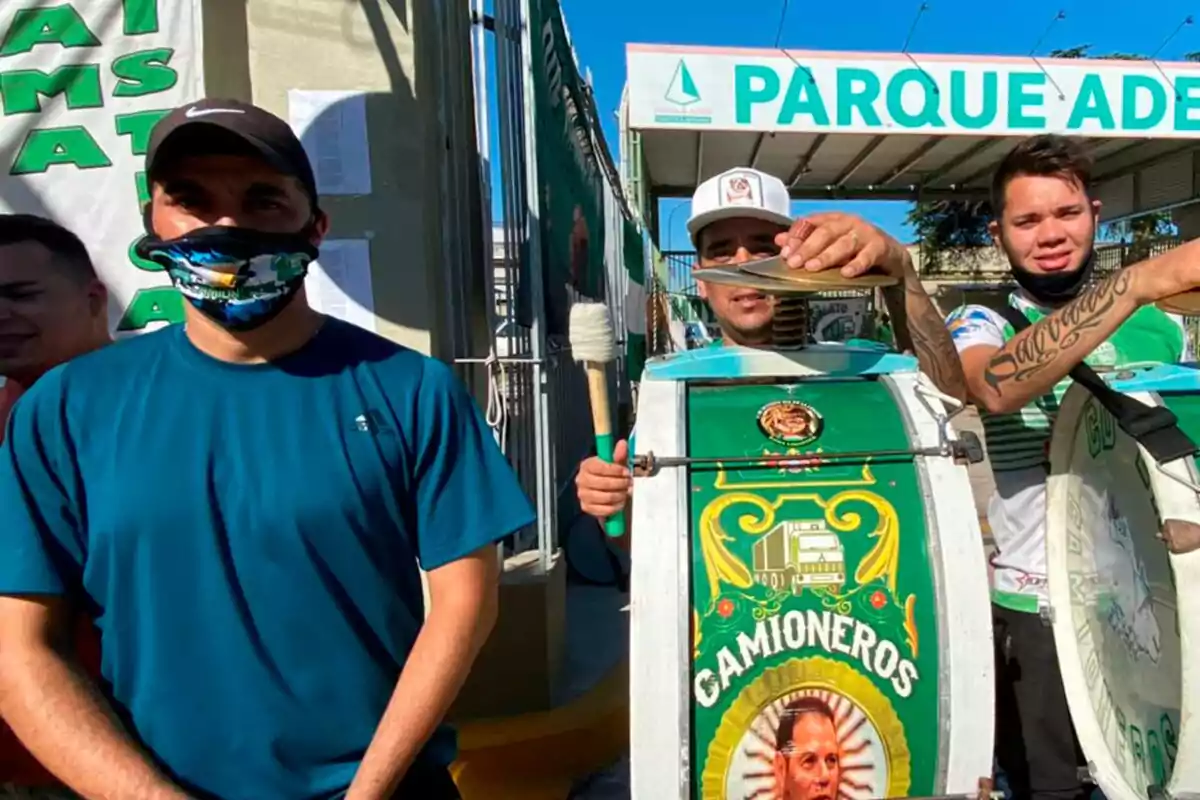 Un grupo de personas con tambores decorados con la palabra 